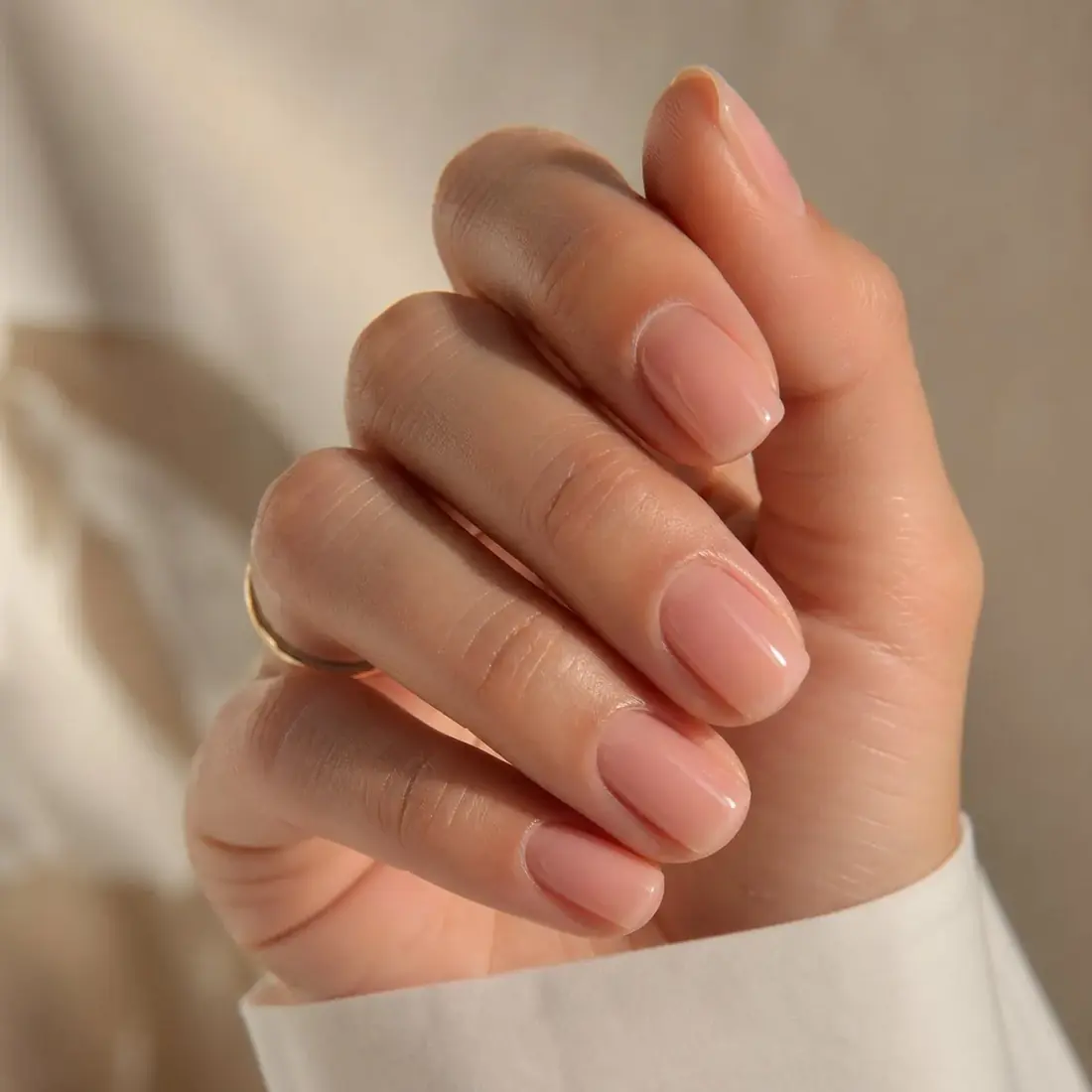 Unhas clean girl nails com acabamento natural e elegante