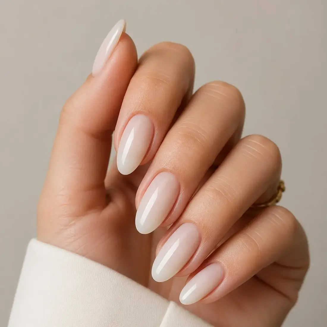 Unhas milky nails branco leitoso com acabamento elegante
