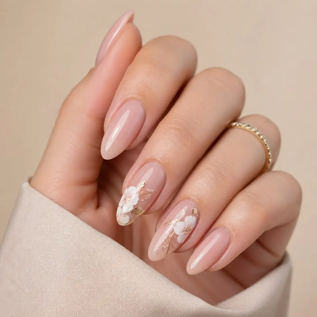 Unhas com nail art floral premium e detalhes delicados